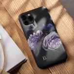 Funda Para iPhone 13 Monograma Rosa violeta elegante<br><div class="desc">Añade un poco de lujo a tu teléfono con este funda de moda que cuenta con un grupo de flores exuberantes en espliego morado y azul índigo sobre un fondo negro dramático. Personalice con una sola inicial en la esquina inferior izquierda con letras clásicas de marfil.</div>
