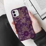 Funda Para iPhone 11 Monograma Royal Purple Gold Damask<br><div class="desc">Patrón de damasco de Relieve metalizado de oro falso real sobre un fondo morado. No dude en ponerse en contacto con nosotros si tiene alguna solicitud especial de combinaciones de colores o letras. Consulta nuestra tienda para ver más artículos de esta colección.</div>