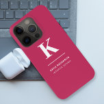 Funda Para iPhone 15 Pro Monograma tipográfico moderno mínimo de color rosa<br><div class="desc">Un diseño vertical minimalista en un estilo elegante con un color de característica rosada caliente y un monograma inicial tipográfico grande. El texto puede ser fácilmente personalizado para un diseño tan único como usted!</div>