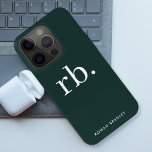Funda Para iPhone 15 Pro Monograma Verde Oscuro Estilo Minimalista moderno<br><div class="desc">Un diseño de monograma minimalista con grandes iniciales tipográficas en una fuente clásica con su nombre debajo sobre un fondo verde oscuro. ¡El regalo o accesorio perfectamente personalizado!</div>