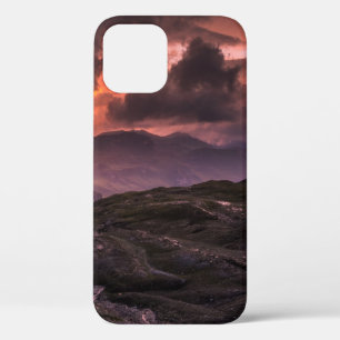 FUNDA PARA iPhone 12 MONTAÑAS GRIS Y NEGRO BAJO CIELO DE COLOR DURANTE