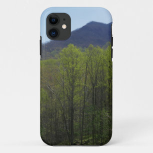 Funda Para iPhone 11 Montañas humeantes en el paisaje de primavera