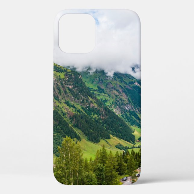 Funda De Case-Mate Para iPhone Montañas verdes cubiertas de bosques y prados verd (Reverso )
