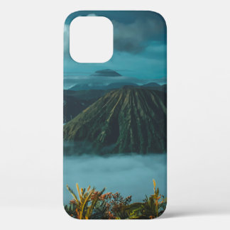 FUNDA PARA iPhone 12 MONTAÑAS VERDES RODEADAS DE NUBES BLANCOS