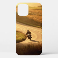 Motocicleta en la carretera del campo en otoño.