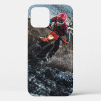 Motociclista sucio tirando almohada