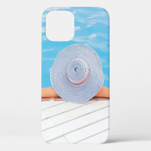 Funda Para iPhone 12 Mujer apoyándose en la superficie de hormigón bl