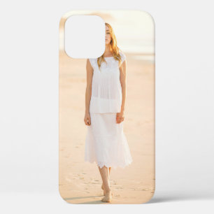 Funda Para iPhone 12 Mujer caminando en la orilla