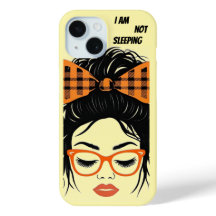 Mujer caprichosa con gafas de naranja