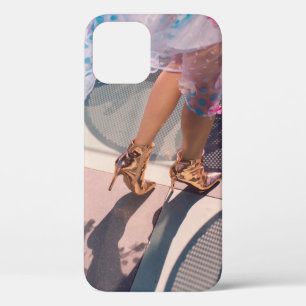 Funda Para iPhone 12 Mujer con falda blanca rosa y verde floral y herma