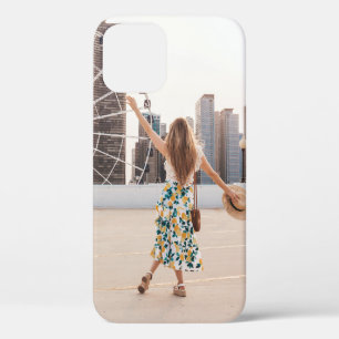 Funda Para iPhone 12 Mujer con traje floral blanco y azul con gorra
