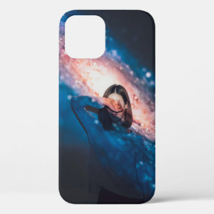 FUNDA PARA iPhone 12 MUJER CUBRIENDO SU CARA USANDO LA MANO DERECHA CON
