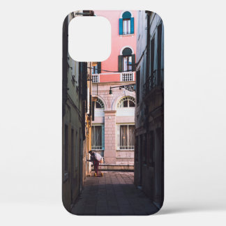 FUNDA PARA iPhone 12 MUJER EN CAMISA BLANCA Y PANTALLAS NEGRAS CAMINAND