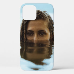 Funda Para iPhone 12 Mujer en cuerpo de agua en la mañana