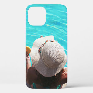 Funda Para iPhone 12 Mujer sentada al lado de la piscina