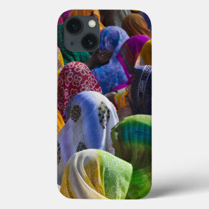 Funda Para iPhone 13 Mujeres en saris coloridos se reúnen