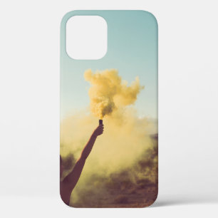 Funda Para iPhone 12 Mujeres paradas en un desierto sosteniendo relaves