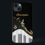 Funda Para iPhone 13 Música de teclado de piano<br><div class="desc">Un patrón negro,  dorado y blanco hecho con notas musicales y un teclado de piano. La estuche de teléfono de diseño perfecto para un amante de la música,  músico o compositor.</div>