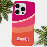 Funda Para iPhone 15 Pro Naranja rosa de la curva de Groovy retro personali<br><div class="desc">Resumen diseño moderno de rayas curvas de groovy en tonos rosa y naranja con nombre personalizado en un tipo de letra retro. El nombre personalizado presenta una sombra de caída en un color contrastante para un divertido efecto 3D de los años 70.</div>