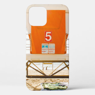 Funda Para iPhone 12 Naranja y cobertizo blanco frente a la costa