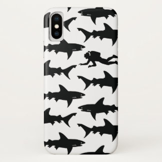 Funda Para iPhone X Natación del buceador con la escuela de tiburones