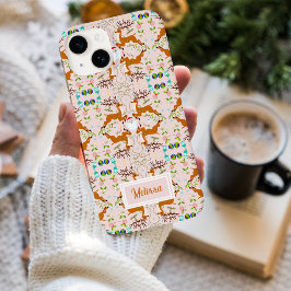 Funda Para iPhone 14 De Case-Mate Navidades de nombres Renos Pink Seamless Pattern