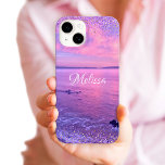 Funda Para iPhone 15 Nombre de confeti de glam glam morado rosado de la<br><div class="desc">Recuerda tus vacaciones de verano cada vez que usas este estuche de teléfono móvil con nombre personalizado. Disfruta de la soledad del Océano Pacífico de California con esta impresionante foto de la puesta de sol, púrpura, rosa y azul, llena de pequeños puntos de confetti de vidrio grisáceo, morado y dorado....</div>