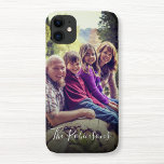 Funda Para iPhone 15 Nombre de la familia de filtros luminosos personal<br><div class="desc">Personalice fácilmente este estuche para iPhone con sus personalizados fotos familiares favoritas realzadas con un divertido filtro brillante y un nombre escrito en caligrafía moderna.</div>