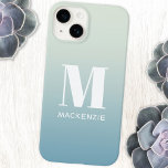 Funda Para iPhone 14 De Case-Mate Nombre de monograma Gradiente simple personalizado<br><div class="desc">Moderna tipografía diseño de nombre inicial minimalista blanco monograma sobre un degradado verde azul verde azulado. Cambie el nombre y la inicial del monograma a personalizar.</div>