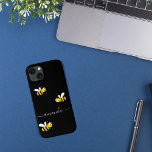 Funda Para iPhone 13 Nombre de verano de las abejas amarillas negras<br><div class="desc">Decorada con abejorros alegres, sonrientes, amarillos y negros. Un fondo negro de moda. Personaliza y agrega tu nombre. El nombre está escrito con una escritura de estilo con letras a mano moderna. Letras de color blanco. Para mantener los cambios sólo eliminar el nombre del ejemplo, deje los espacios o la...</div>