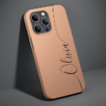 Funda Para iPhone 14 De Case-Mate Nombre del guión de caligrafía elegante de Apricot<br><div class="desc">Apricot Shimmer Black Elegant Calligraphy Script Personalizado Nombre personalizado iPhone 14 Smart Phone Cases presenta un diseño moderno y moderno,  sencillo y elegante con su nombre personalizado en una tipografía de escritura caligrafía escrita a mano elegante sobre un fondo de brillo de albaricoque metálico. Diseñado por ©Evco Studio www.zazzle.com/store/evcostudio</div>