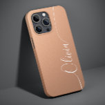 Funda Para iPhone 14 De Case-Mate Nombre del guión de caligrafía elegante de color b<br><div class="desc">Apricot Shimmer White Elegant Caligraphy Script Personalizado Nombre personalizado iPhone 14 Smart Phone Cases presenta un diseño moderno y moderno,  sencillo y elegante con su nombre personalizado en una tipografía de escritura caligráfica escrita a mano elegante sobre un fondo de brillo de albaricoque metálico. Diseñado por ©Evco Studio www.zazzle.com/store/evcostudio</div>