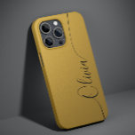 Funda Para iPhone 14 De Case-Mate Nombre del guión de caligrafía elegante del lustre<br><div class="desc">El Personalizado Gold Shimmer Black Elegant Calligraphy Script Nombre personalizado iPhone 14 Smart Phone Cases presenta un diseño moderno y moderno, sencillo y elegante con su nombre personalizado en una tipografía de escritura caligráfica escrita a mano elegante sobre un fondo de brillo metálico de oro. Diseñado por ©Evco Studio www.zazzle.com/store/evcostudio...</div>