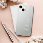 Funda Para iPhone 14 De Case-Mate Nombre del guión de caligrafía elegante del shimme<br><div class="desc">Personalizado de escritura de caligrafía elegante blanca brillante plateado Nombre personalizado iPhone 14 Smart Phone Cases presenta un diseño moderno y moderno, sencillo y elegante con su nombre personalizado en una tipografía de escritura caligráfica escrita a mano elegante sobre un fondo de brillo metálico plateado. Diseñado por ©Evco Studio www.zazzle.com/store/evcostudio...</div>