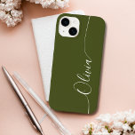 Funda Para iPhone 14 De Case-Mate Nombre del guión de caligrafía elegante verde blan<br><div class="desc">Personalizado de escritura de caligrafía verde elegante nombre personalizado iPhone 14 Smart Phone Cases presenta un diseño moderno y moderno,  sencillo y elegante con su nombre personalizado en una tipografía de caligrafía escrita a mano elegante en un fondo verde. Diseñado por ©Evco Studio www.zazzle.com/store/evcostudio</div>
