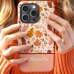 Funda Para iPhone 15 Nombre del guión de las hojas florales de otoño bo<br><div class="desc">Admire la belleza del otoño con este encantador diseño que presenta un patrón de flor y hojas de otoño botánicas. Los tonos cálidos del naranja, el marrón y el beige crean un ambiente acogedor y de temporada, ideal para los amantes del otoño. El elemento script name agrega un toque personalizado...</div>