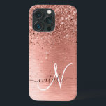 Funda Para iPhone 13 Pro Nombre del monograma del Purpurina Metalizado cepi<br><div class="desc">Personaliza fácilmente este diseño de estuche de teléfono de moda de moda con purpurina brillante de oro rosa bonito sobre un fondo metálico rosa cepillado de oro.</div>