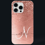 Funda Para iPhone 15 Pro Max Nombre del monograma del Purpurina Metalizado cepi<br><div class="desc">Personaliza fácilmente este diseño de estuche de teléfono de moda de moda con purpurina brillante de oro rosa bonito sobre un fondo metálico rosa cepillado de oro.</div>