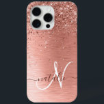 Funda Para iPhone 15 Pro Max Nombre del monograma del Purpurina Metalizado cepi<br><div class="desc">Personaliza fácilmente este diseño de estuche de teléfono de moda de moda con purpurina brillante de oro rosa bonito sobre un fondo metálico rosa cepillado de oro.</div>