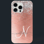 Funda Para iPhone 15 Pro Max Nombre del monograma del Purpurina Metalizado cepi<br><div class="desc">Personalice fácilmente este moderno estuche de teléfono de diseño de moda con un purpurina brillante de bonito plateado sobre un fondo metálico rosa de color dorado.</div>