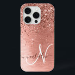 Funda Para iPhone 15 Pro Nombre del monograma del Purpurina Metalizado cepi<br><div class="desc">Personaliza fácilmente este diseño de estuche de teléfono de moda de moda con purpurina brillante de oro rosa bonito sobre un fondo metálico rosa cepillado de oro.</div>