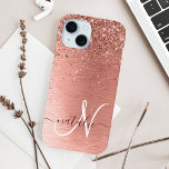 Funda Para iPhone 15 Nombre del monograma del Purpurina Metalizado cepi<br><div class="desc">Personaliza fácilmente este diseño de estuche de teléfono de moda de moda con purpurina brillante de oro rosa bonito sobre un fondo metálico rosa cepillado de oro.</div>