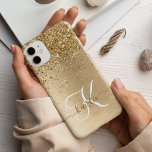 Funda Para iPhone 14 De Case-Mate Nombre del monograma del Purpurina Metalizado cepi<br><div class="desc">Personaliza fácilmente este diseño de estuche de teléfono de moda de moda con purpurina brillante de oro en bonito sobre fondo metálico cepillado de oro.</div>