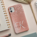 Funda Para iPhone 14 De Case-Mate Nombre del monograma del Purpurina Metalizado cepi<br><div class="desc">Personaliza fácilmente este diseño de estuche de teléfono de moda de moda con purpurina brillante de oro rosa bonito sobre un fondo metálico rosa cepillado de oro.</div>