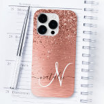 Funda Para iPhone 14 Pro De Case-Mate Nombre del monograma del Purpurina Metalizado cepi<br><div class="desc">Personaliza fácilmente este diseño de estuche de teléfono de moda de moda con purpurina brillante de oro rosa bonito sobre un fondo metálico rosa cepillado de oro.</div>