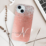 Funda Para iPhone 15 Nombre del monograma del Purpurina Metalizado cepi<br><div class="desc">Personalice fácilmente este moderno estuche de teléfono de diseño de moda con un purpurina brillante de bonito plateado sobre un fondo metálico rosa de color dorado.</div>
