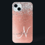Funda Para iPhone 15 Mini Nombre del monograma del Purpurina Metalizado cepi<br><div class="desc">Personalice fácilmente este moderno estuche de teléfono de diseño de moda con un purpurina brillante de bonito plateado sobre un fondo metálico rosa de color dorado.</div>