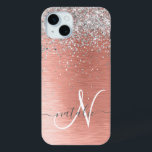 Funda Para iPhone 15 Mini Nombre del monograma del Purpurina Metalizado cepi<br><div class="desc">Personalice fácilmente este moderno estuche de teléfono de diseño de moda con un purpurina brillante de bonito plateado sobre un fondo metálico rosa de color dorado.</div>