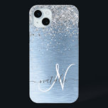 Funda Para iPhone 15 Mini Nombre del monograma del Purpurina plateado Metali<br><div class="desc">Personaliza fácilmente este diseño de estuche de teléfono de moda de moda con purpurina brillante de bonito plateado sobre un fondo metálico cepillado azul.</div>