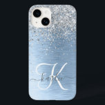 Funda Para iPhone 14 De Case-Mate Nombre del monograma del Purpurina plateado Metali<br><div class="desc">Personaliza fácilmente este diseño de estuche de teléfono de moda de moda con purpurina brillante de bonito plateado sobre un fondo metálico cepillado azul.</div>